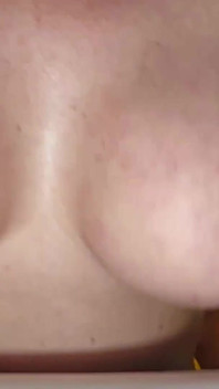 Seins en POV quand il baise une bombasse à forte poitrine