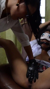 Zalim sahibe dominafire bağlı köle kızına hükmediyor