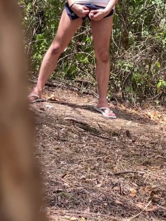 AmateurMates: Amatorski chłopak przyłapany na sikaniu w lesie