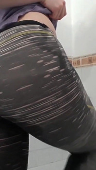Bagnando i miei leggings e stuzzicandoti