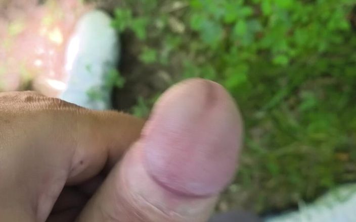 Niko 46200: Me masturbo en la naturaleza