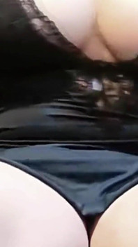 Perfecte Bobs-vrouw zo geil alleen in huis terwijl cuckold aan het werk is