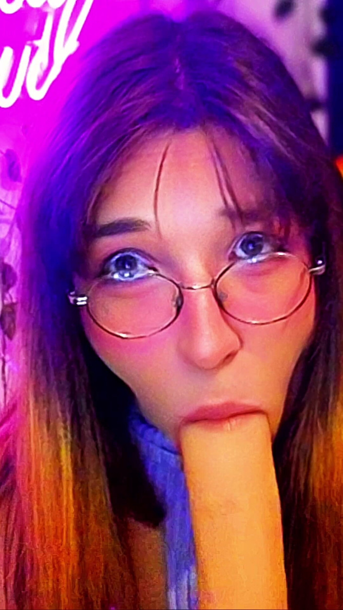 Bella Roar: Wielkie cycki trans dziewczyna jest prawdziwym kutasem głodnym dziwką