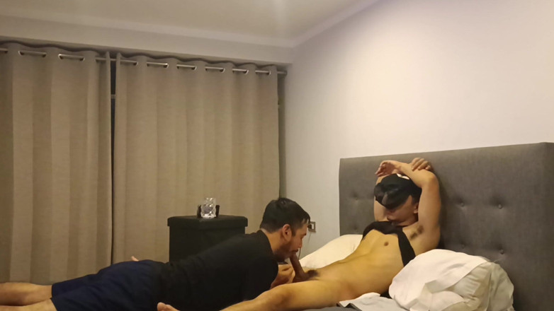 Bare skin man: În culise, camera în dulap