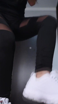Los pies grandes de la diosa de giganta aplastando tu ciudad