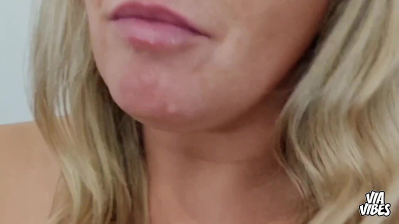 Via Vibes: Omfg viavibes - 有声的金发熟女用振动器塞进她的阴户，然后像一个肮脏的缝一样给它大脑