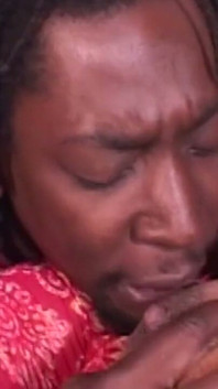Büyük memeli zenci orta yaşlı seksi kadın büyük zenci yarağını domaltarak alıyor ve yüzüne boşalıyor