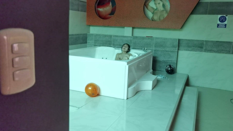 Kevin's Life: Dia memandang saya dengan senyap ketika saya mandi.