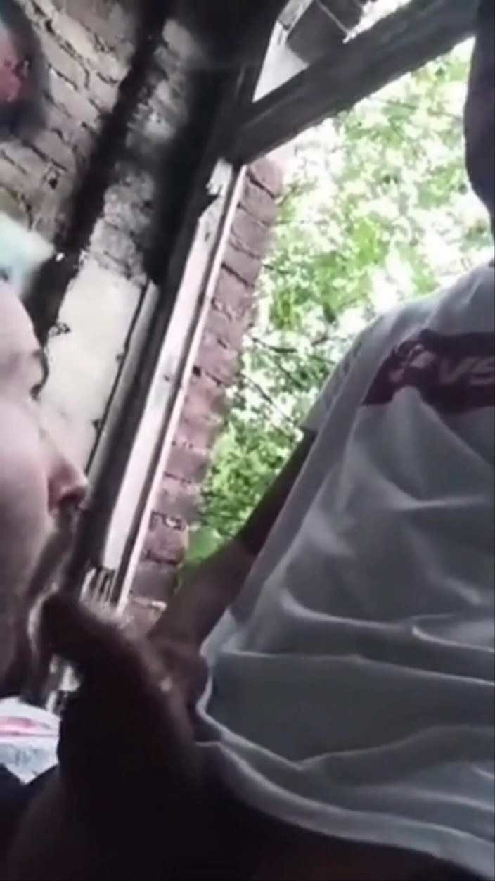 Justin hoodwar: Ein Typ wichst in einer Urban Exploration Einstellung und wird...