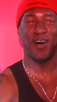 Ebony Sista s pěkným zadkem jezdí na svém hřebci Divoce