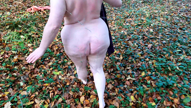 Bouncy Tits Action: Deve spogliarsi nuda nei boschi - poi ottiene duro figa battendo