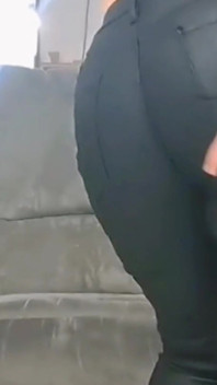 Dojrzała mama pieści w skórzanych spodniach
