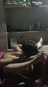 Hintli üniversiteli kızlar erkek arkadaşını sikiyor