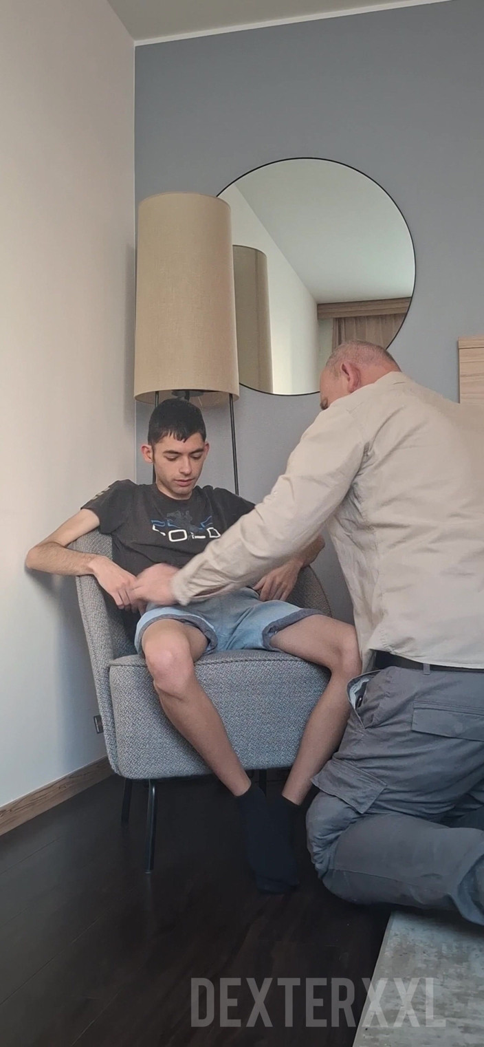 Dexterxxlfun: Rafael sexy giovane ragazzo spagnolo con un cazzo enorme scopa...