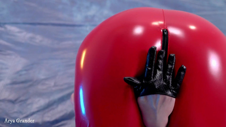 Arya Grander: Sexy PVC škádlení, Fetiš krásné video. Paní Arya Grander v červeném vinylovém...