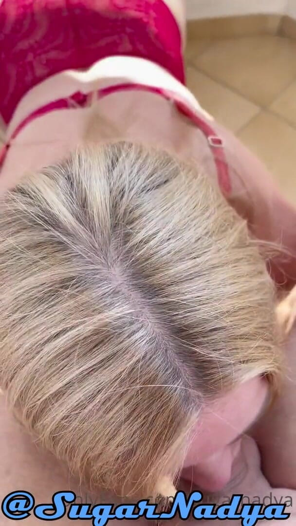 SugarNadya: MILF blonde seksi menghisap zakar gemuk sebelum ke pantai