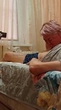 Gura soacrei îmi face pula să ejaculeze
