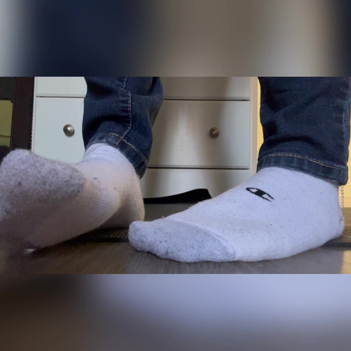 Tan feets: Tanfeets, géante latina mixte dans des baskets et des chaussettes,...