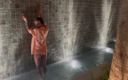 Monika FoXXX studio: モニカ・フォックスが水の壁の近くを歩いている