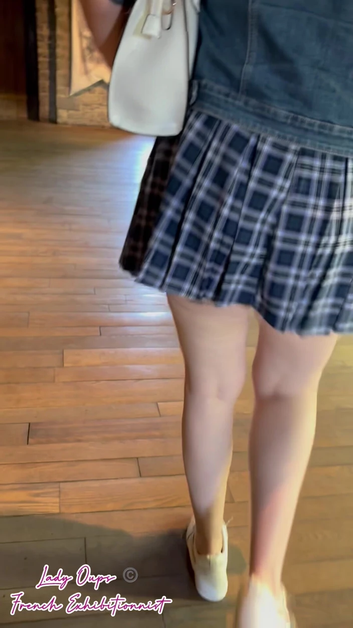 Lady Oups: Visite Du Chateau Avec Plug Micro Jupe Et Seins Visible