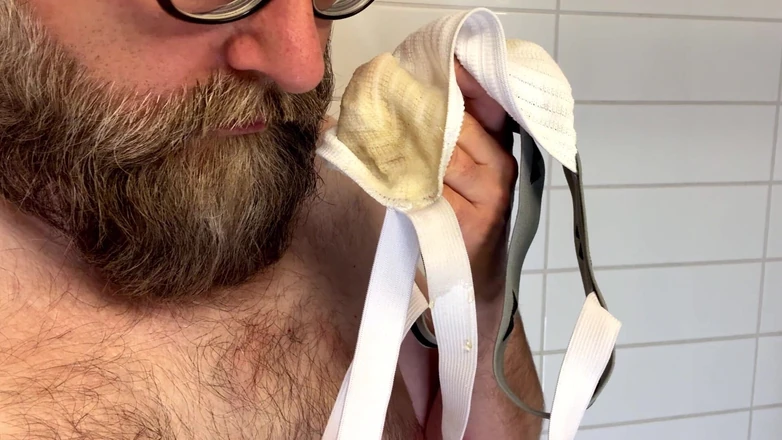 Beardedcummer: 白いジョックとおならを放尿する男
