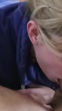 Amateur-ehefrau bekommt mundfick und mund voller sperma und sie spuckt es aus