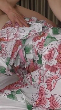 O frumusețe japoneză cu părul negru cu sâni mari. Ea face o muie și face sex cu ejaculare înăuntru cu pizda ei rasă într-o Yukata