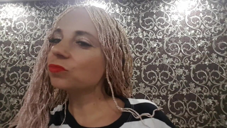 LarisaCum: Mira mis nuevas coletas y mi lápiz labial rojo sexy