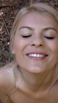 Si blonde seksi dikongkek di luar dalam hutan
