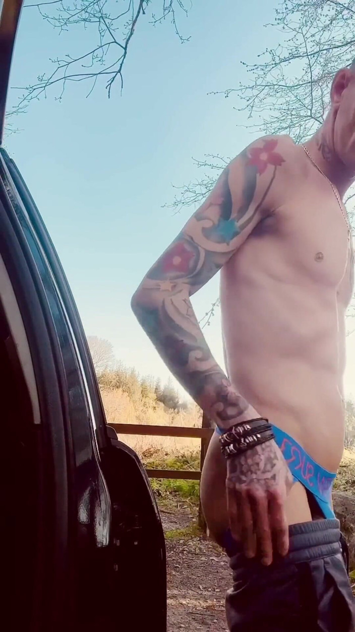 Chardoffchavlad: Chav Wank. British Chav bermain berisiko di luar rumah