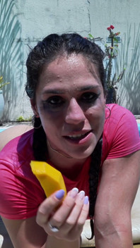 Joc anal în aer liber Banana, Fundul întins, roz umed, stropire la piscină