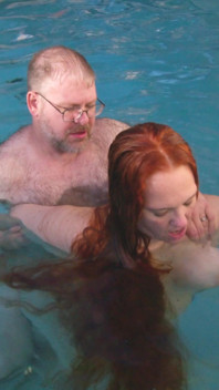 Sex în piscină în aer liber subacvatic cu roșcată cu părul lung Rapunzel milf