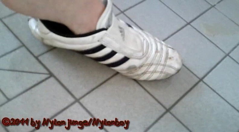 Carmen_Nylonjunge: Kencing sneakers