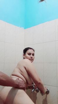 Puja, bhabhi sous la douche