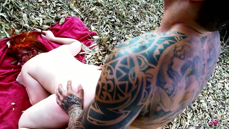 Full porn collection: MILF berambut merah Vicki dikongkek luar oleh lelaki berotot dengan...