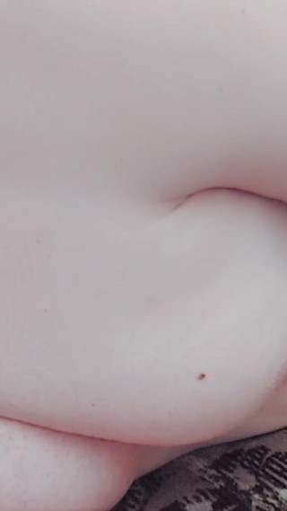 Kitty_Cross: Sexy Sissy Dává smyslné pohledy při pomalém ohýbání