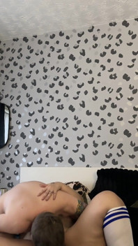 Maricas marido em meias adora buceta da esposa até o orgasmo