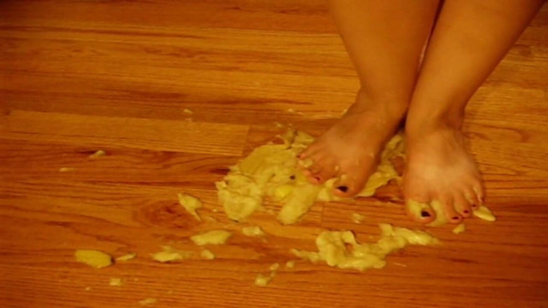 Sexy Amateurz: Crushing food with feet