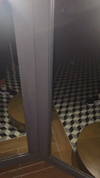 Branlette dans un hôtel public