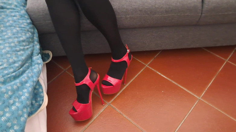 LauraOnHeels: MILF mit perfekten Beinen in High Heels und Strumpfhosen