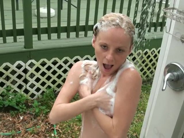 Alyssa Hart Takes Shower (Alyssa Hart)