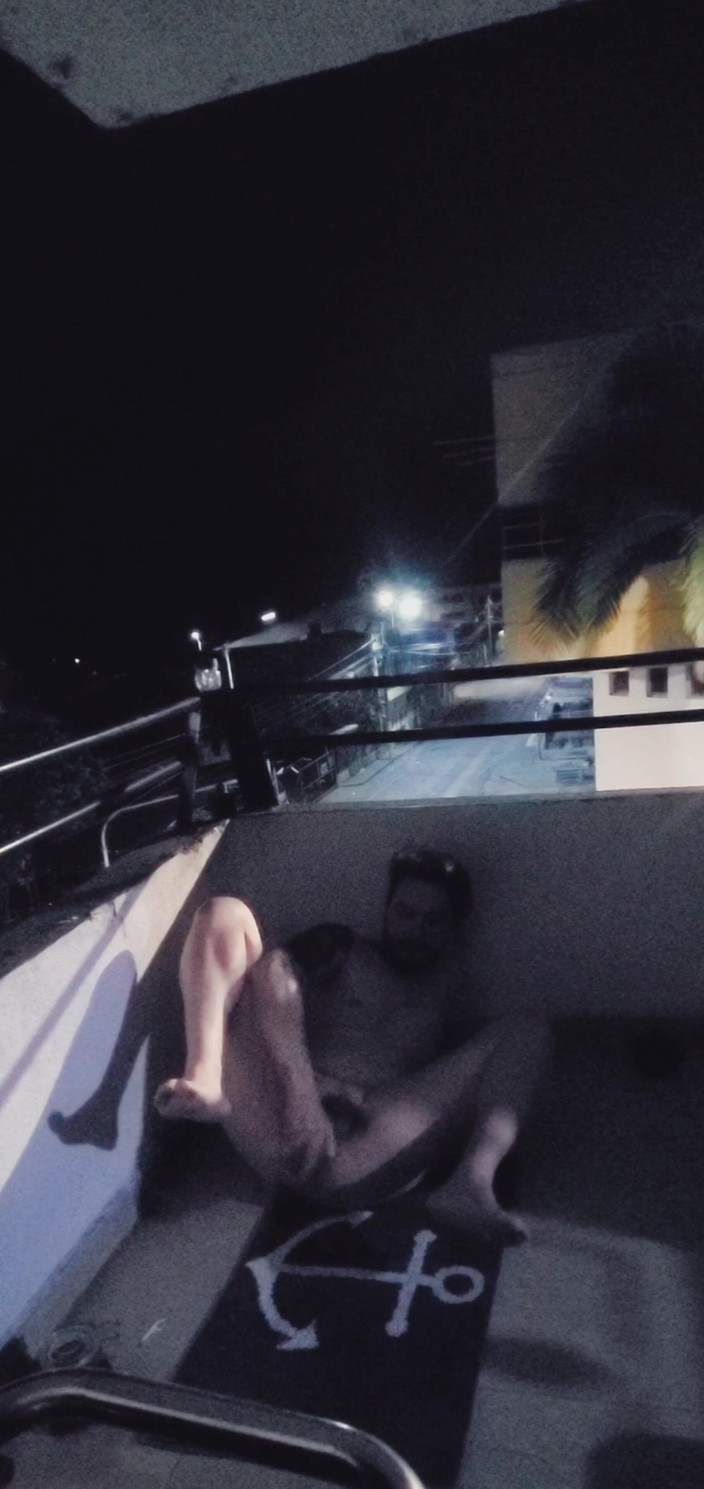SlutClosetedfag: Baise rapide avec un gode sur le balcon
