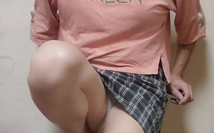 Taiwancdgirl: Aku lagi asik muasin memekku pakai dildo sebelum masukin memeknya...