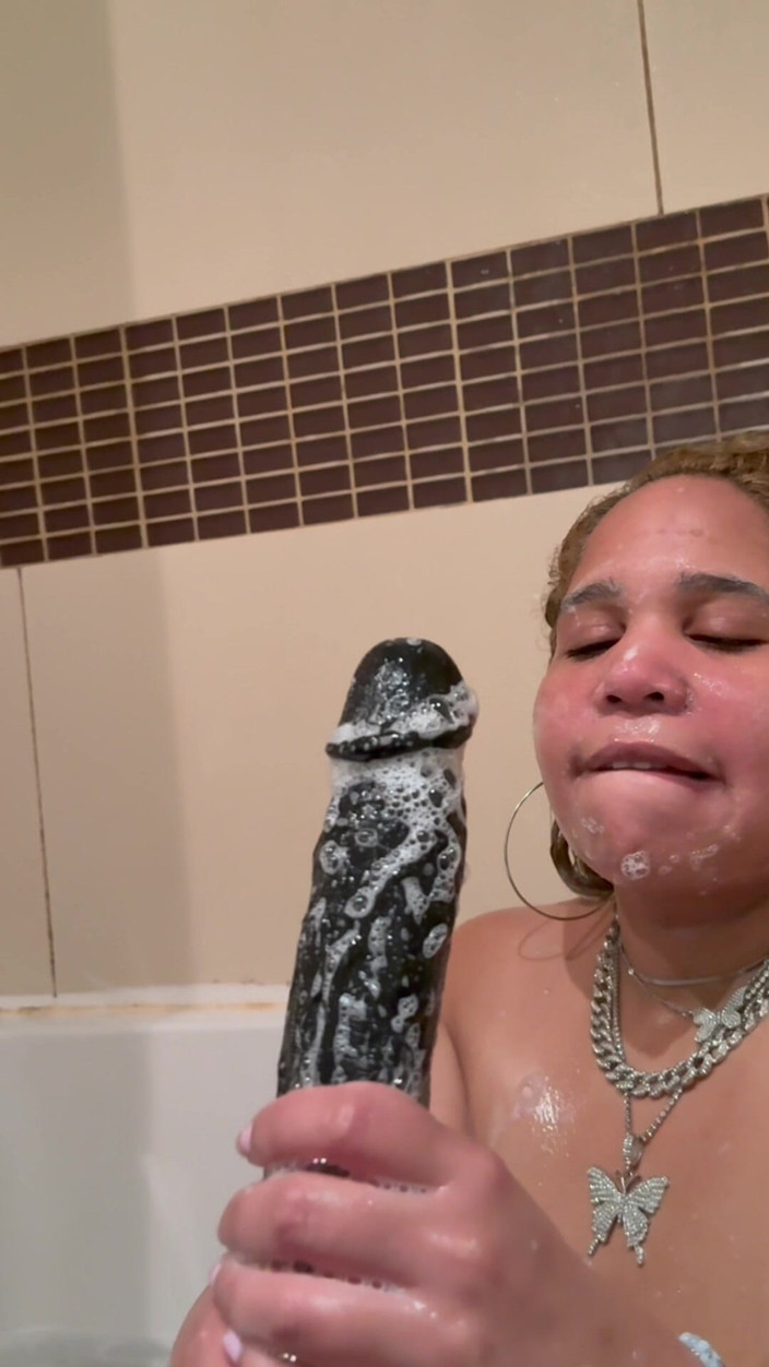 PutiLing: Douche cheveux mouillés, gros seins naturels, fausse grosse bite noire,...