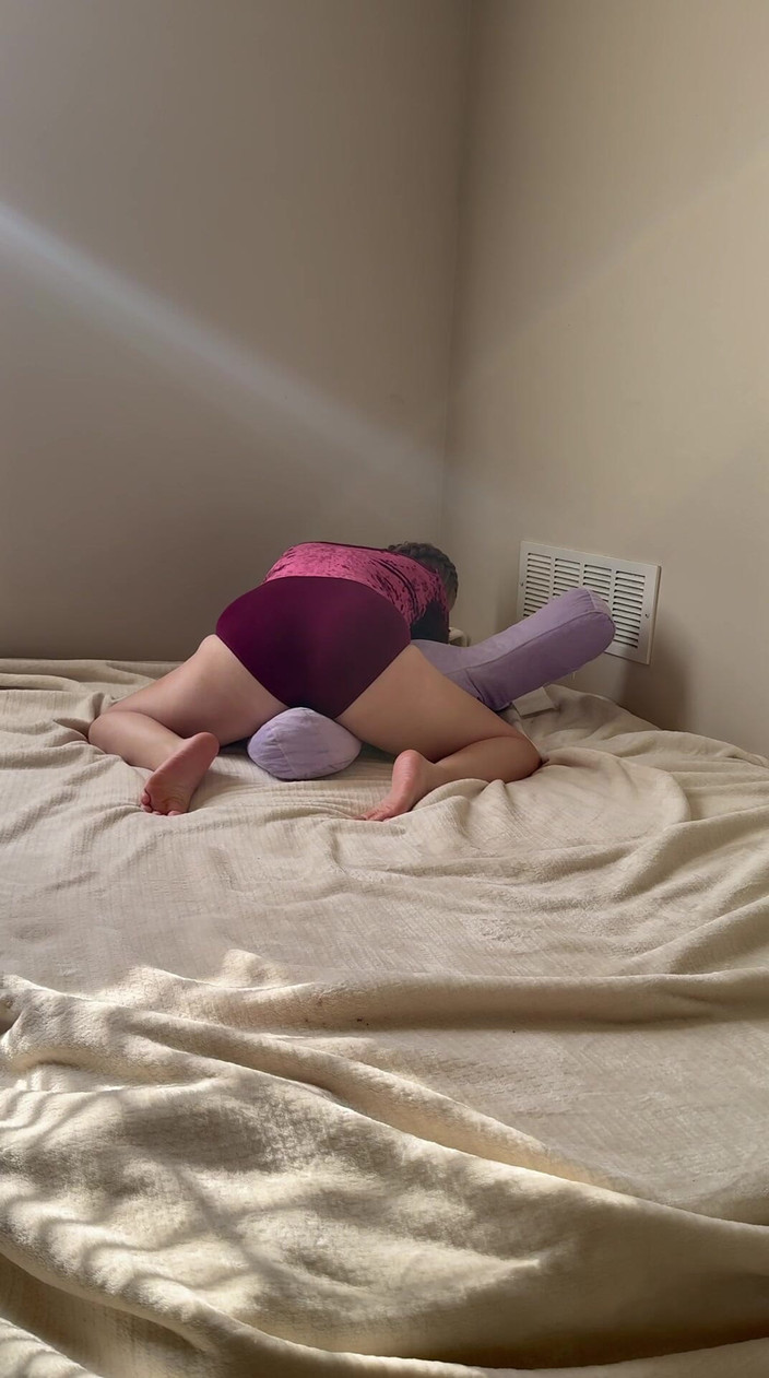 LilRedKinkQueen: Pequena ruiva transando com um travesseiro