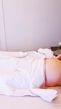 Linsul pizdei unei milf incitante amatoare care stă pe față se transformă în 69 muie cu înghițire de spermă
