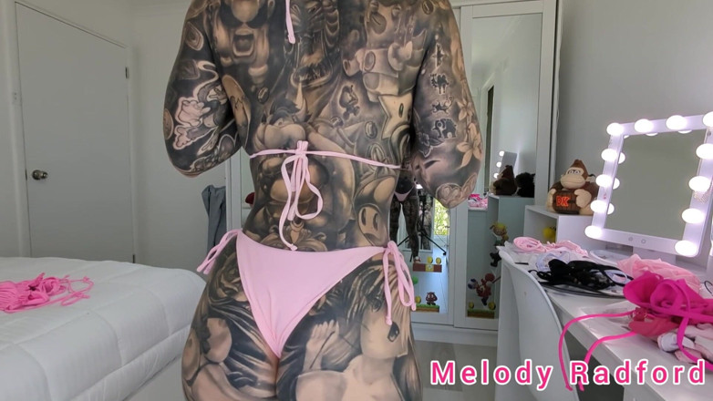 Melody Radford: Pink Ruffled, micro bikini, essai avec ses gros nichons, Melody...