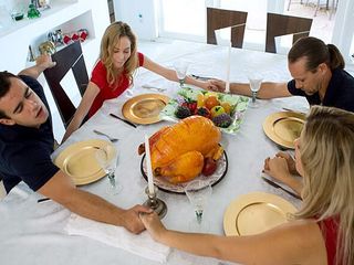 Family Strokes: 義理の家族の夕食で感謝を捧げながら義理の妹に急ごしらえ