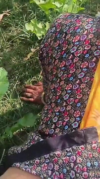 Village Desi Bhabhi fodida em campo de mostarda em estilo cachorrinho. Ao ar livre sexo indiana com cunhado