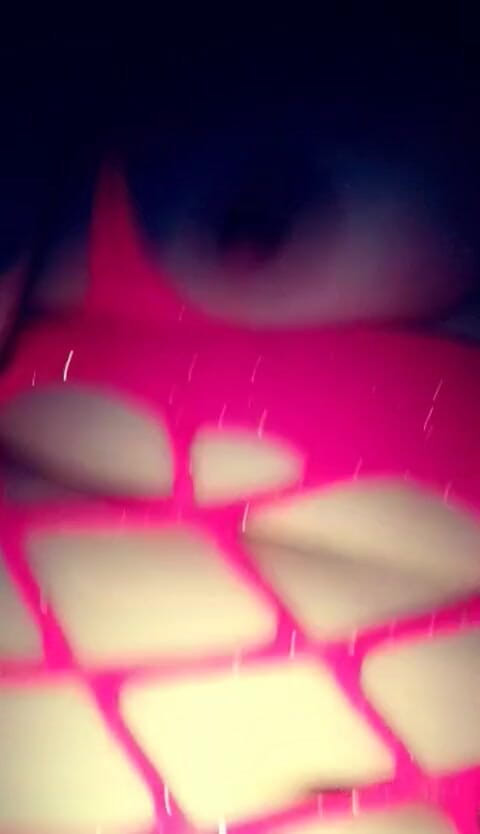 Jenn_sexxii: Gagica în lenjerie roz își joacă pizda